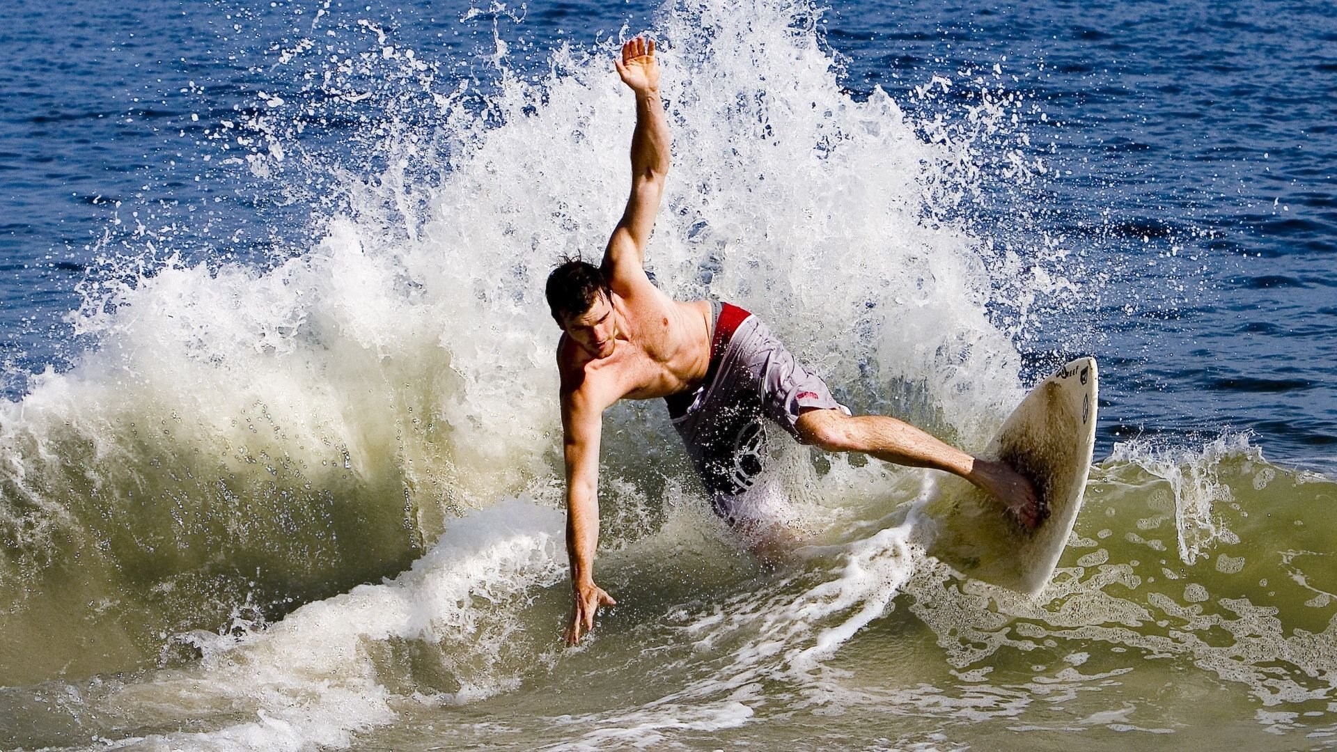 “校园足球逐步走向多样化，青少年全面发展”，校园足球如何发展